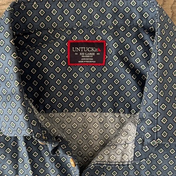 🌼UNTUCKit🌼 Blue Geometric Button Down Shirt, Size XXL - Picture 2 of 7
